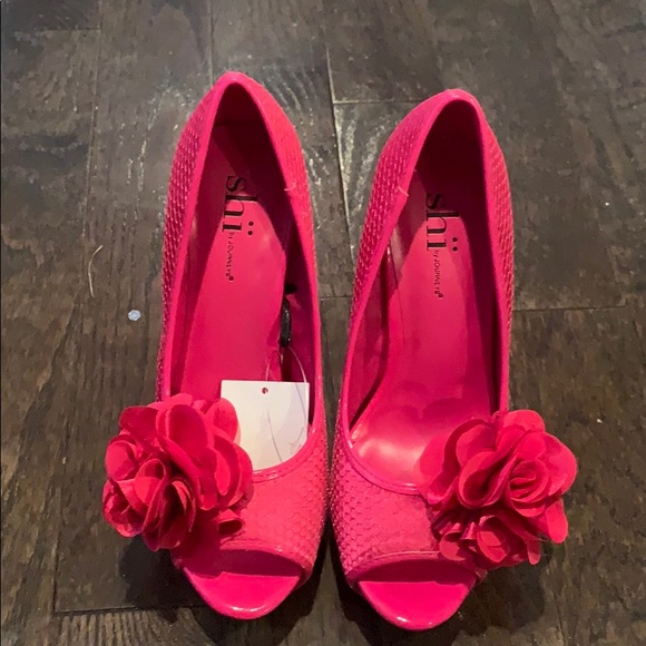 Shi by JOURNEYS Shoes - Pink pump with removable flower clip.  Brand new